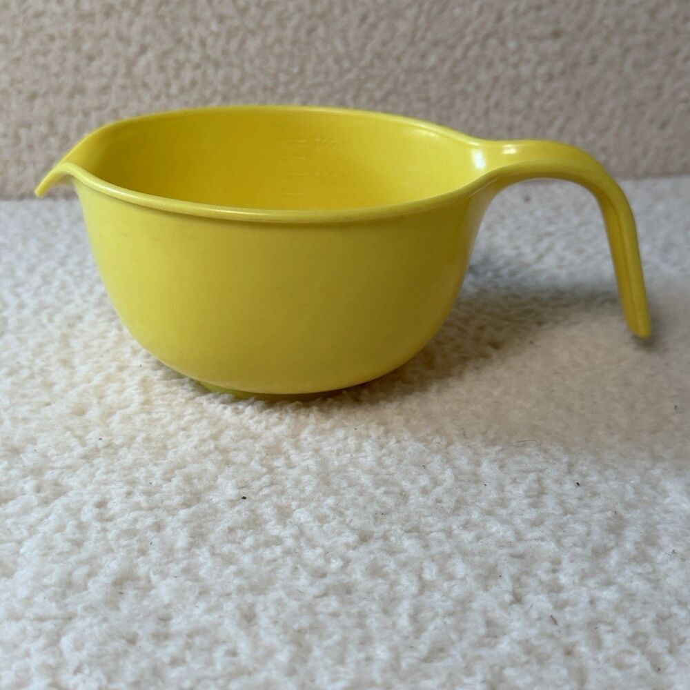 Rubbermaid 3004 Grip N Mix Batter Bowl Yellow 3 Cup 10.75 Qt Vintage
